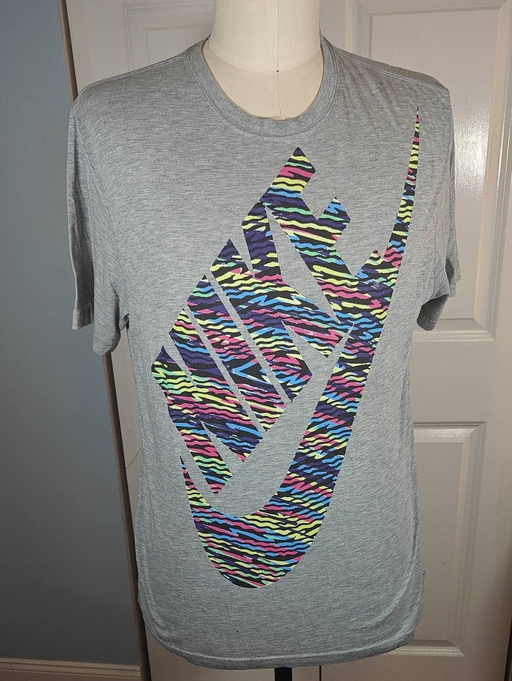 Nike Men Light Grey Neon Zebra Stripe Swoosh Logo T-Shirt XL